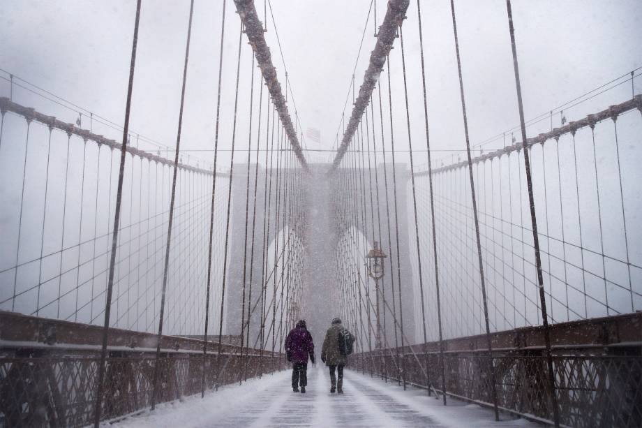 Pessoas atravessam a ponte do Brooklyn durante a nevasca - 09/02/2017