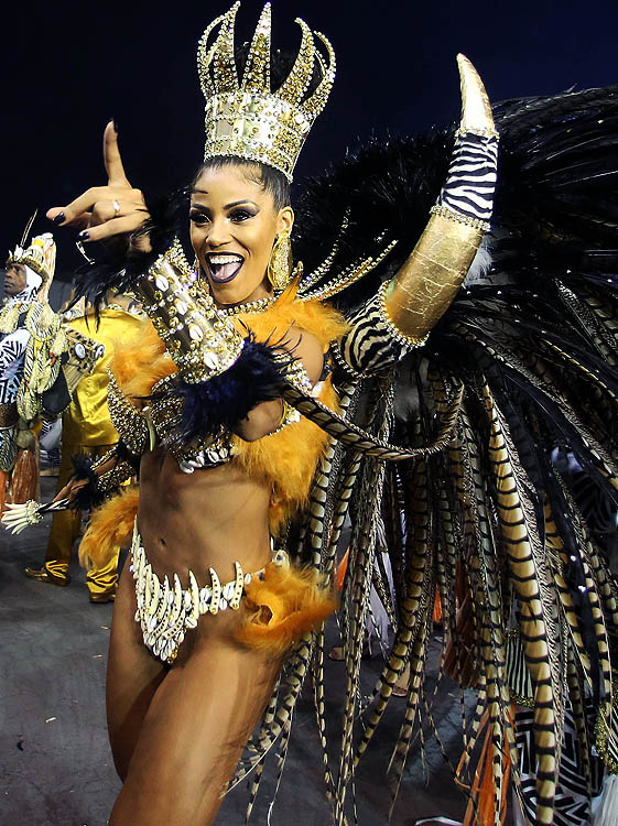 A rainha de bateria da Nenê de Vila Matilde, Ariellen Domiciano, durante o segundo dia dos desfiles das escolas de samba, no Sambódromo do Anhembi, em São Paulo (SP) - 26/02/2017