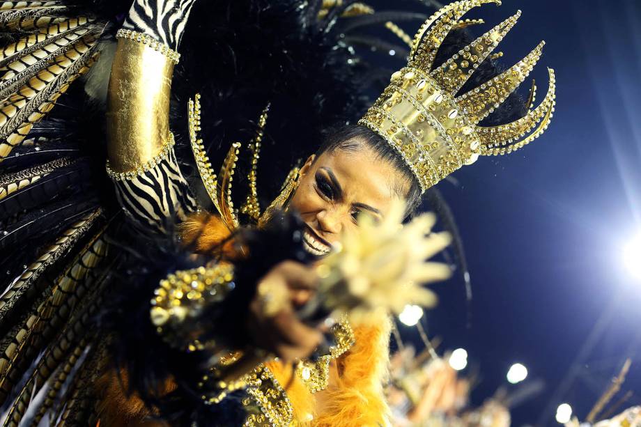 A rainha de bateria da Nenê de Vila Matilde, Ariellen Domiciano, durante o segundo dia dos desfiles das escolas de samba, no Sambódromo do Anhembi, em São Paulo (SP) - 26/02/2017