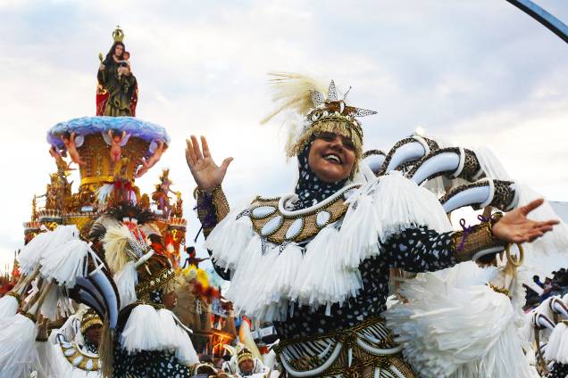 Com o enredo 'Ópera de Todos os Povos, Terra de Todas as Gentes, Curitiba de Todos os Sonhos', a escola de samba Nenê de Vila Matilde desfila no Sambódromo do Anhembi, em São Paulo - 26/02/2017 Com o enredo 'Ópera de Todos os Povos, Terra de Todas as Gentes, Curitiba de Todos os Sonhos', a escola de samba Nenê de Vila Matilde desfila no Sambódromo do Anhembi, em São Paulo - 26/02/2017