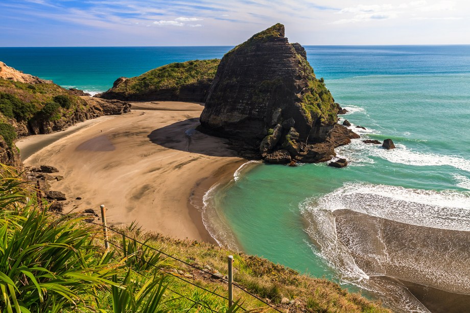 <p style="text-align:justify;">Um grupo de cientistas publicou, em fevereiro, um manifesto pedindo para que a Zelândia, um fragmento continental localizado no Oceano Pacífico (do qual a Nova Zelândia faz parte), fosse considerada um continente propriamente dito, não parte da Oceania. Até agora os cientistas consideravam ela apenas um pedaço de crosta continental que se desprendeu dos demais continentes no seu processo de fragmentação, há 200 milhões de anos – mas considerava que era pequena demais para ser um continente “independente”. Os cientistas que publicaram o artigo opinativo discordam dessa classificação, afirmando que “sua separação da Austrália e grande área sustentam sua definição como continente” e não como um fragmento.</p>