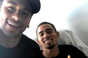 Neymar e Gabriel Jesus posaram sorridentes no hospital em Barcelona