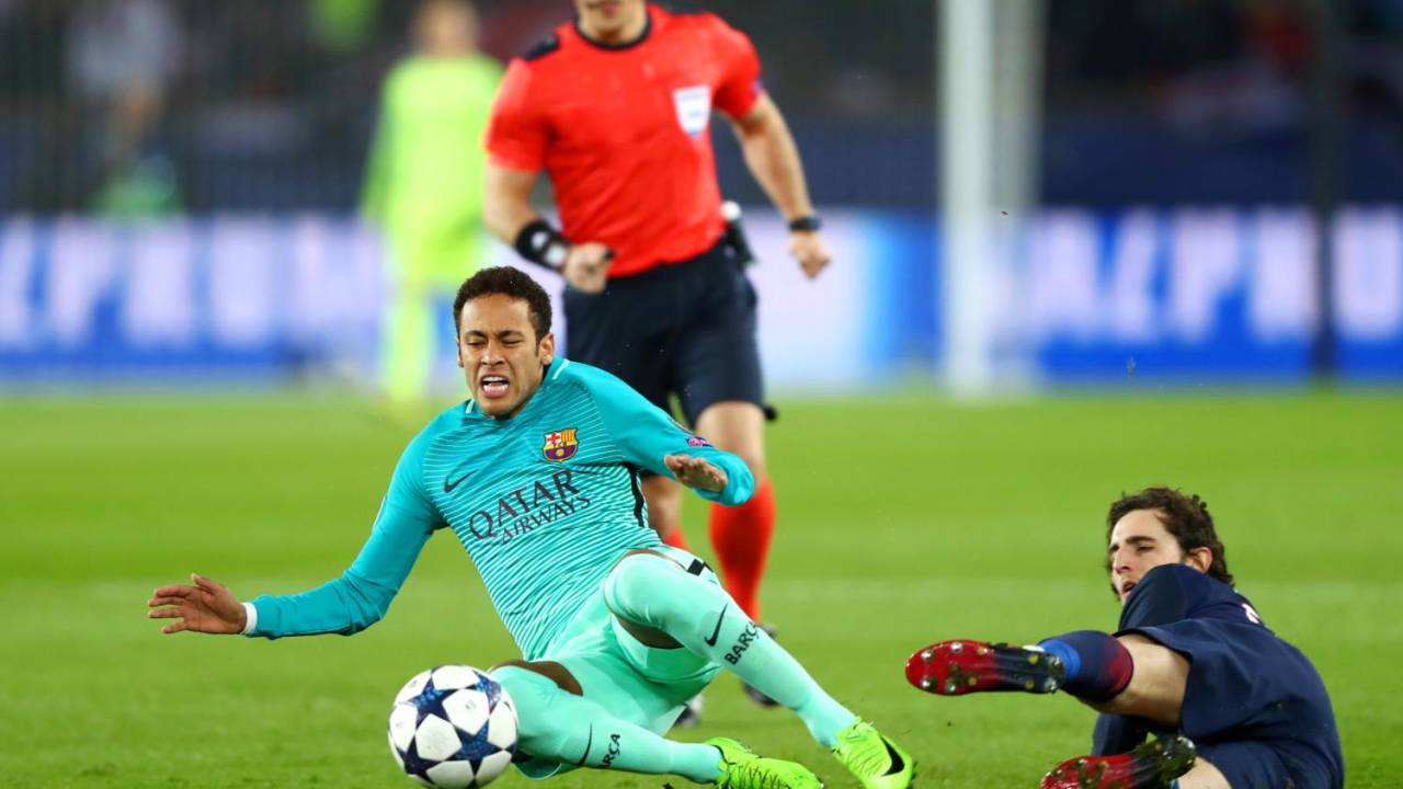 Neymar sofre com marcação de Rabiot. Brasileiro foi o melhor do Barcelona em campo