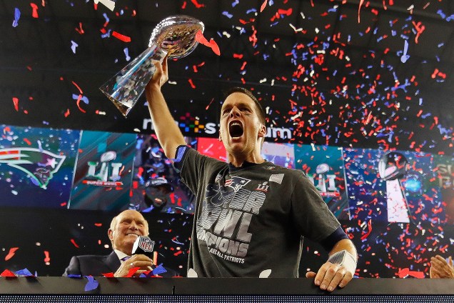Tom Brady do New England Patriots segura o troféu de campeão na final da 51ª edição do Super Bowl - 05/02/2017