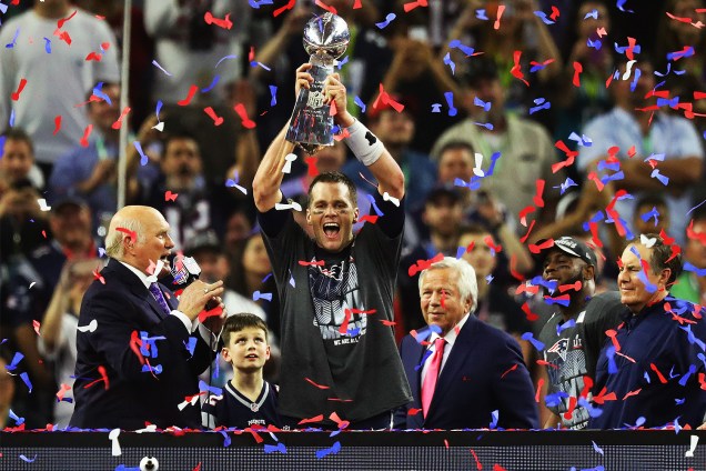 Tom Brady do New England Patriots segura o troféu de campeão na final da 51ª edição do Super Bowl - 05/02/2017
