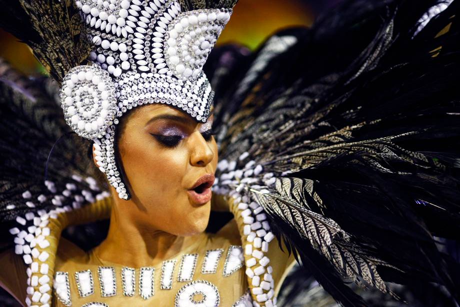 A rainha de bateria da Acadêmicos do Grande Rio, Paloma Bernardi, durante a primeira noite de desfiles na Marquês de Sapucaí - 27/02/2017