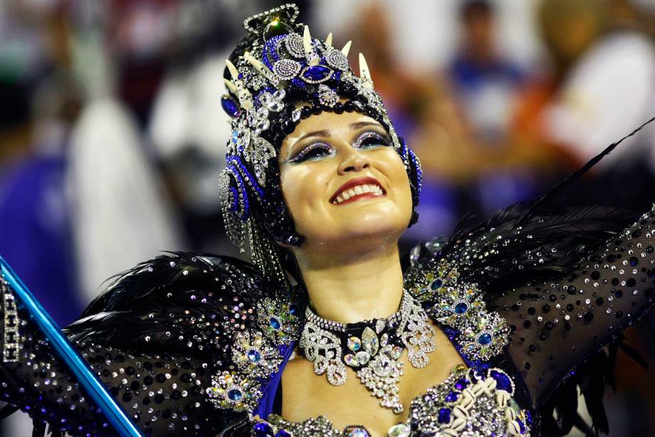 Com o enredo 'O som da cor', a escola de samba Unidos de Vila Isabel desfila no Sambódromo da Marquês de Sapucaí, no Rio de Janeiro (RJ) - 27/02/2017