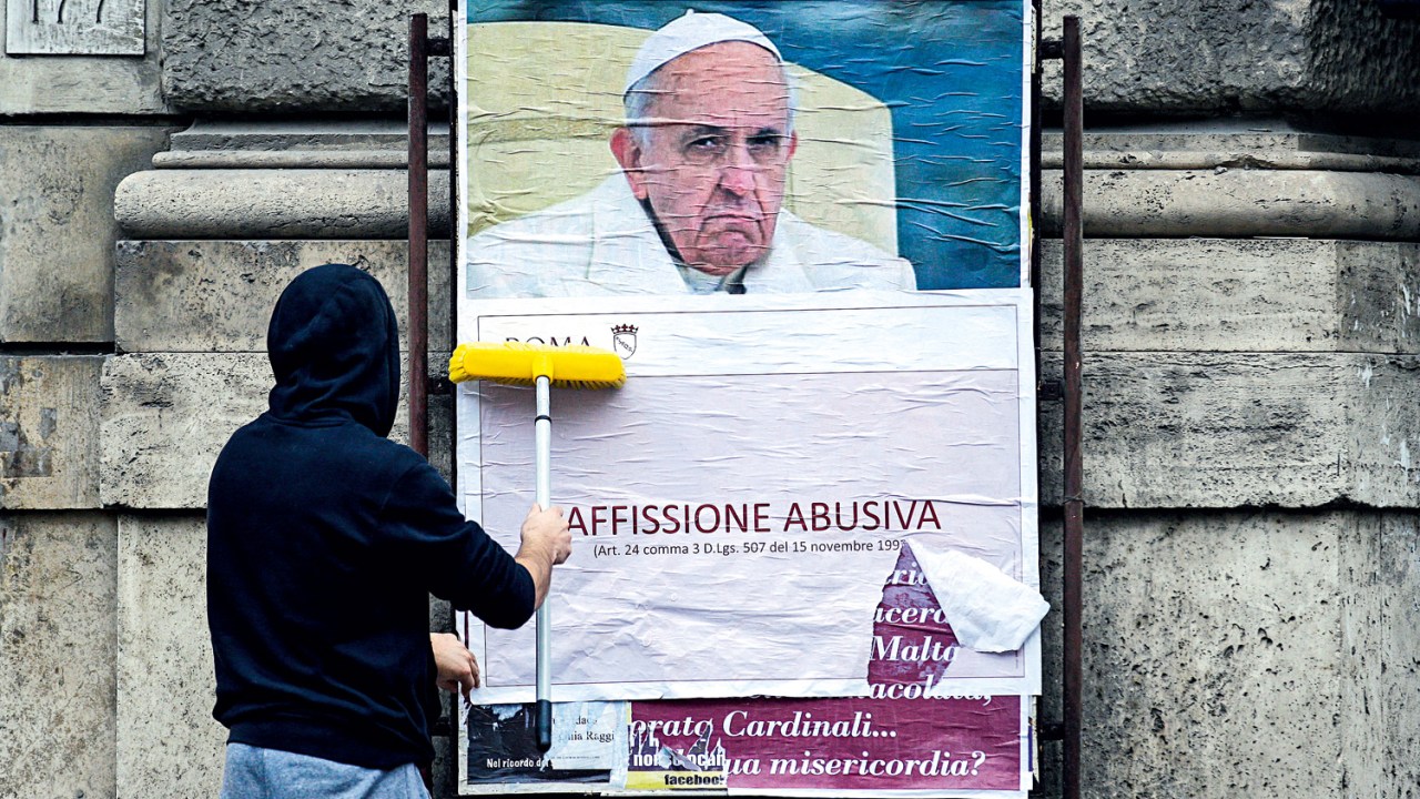 IMAGEM MACULADA - Funcionário da prefeitura de Roma cobre cartaz com crítica ao papa: “propaganda proibida”