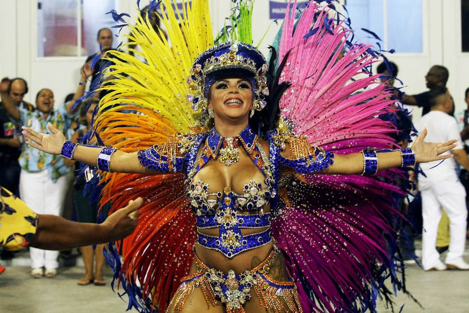 Rainha de bateria Carol Marins com a fantasia Cores da Liberdade da Paraíso do Tuiuti durante o primeiro dia de Desfiles das escolas de samba do Grupo Especial na Marquês de Sapucaí no Rio Janeiro,RJ - 26/02/2017