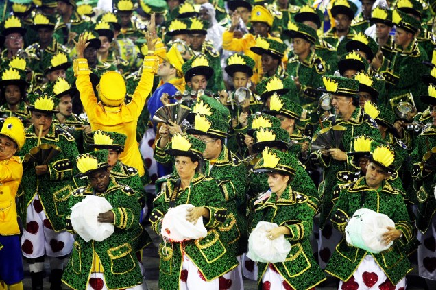 Com o enredo 'Carnavaleidoscópio tropifágico', a escola de samba Paraíso do Tuiuti abre a primeira noite de desfiles no Sambódromo da Marquês de Sapucaí, no Rio de Janeiro (RJ) - 26/02/2017