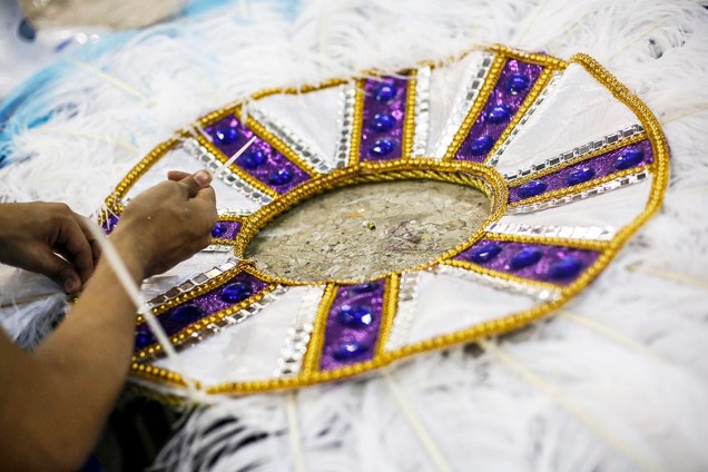 Homens constroem fantasias para o desfile da Portela no Carnaval 2017, que vem com o enredo “Quem nunca sentiu o corpo arrepiar ao ver esse rio passar…”