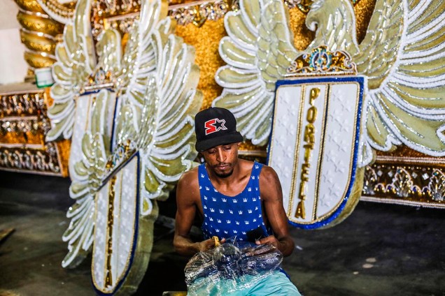 Homens constroem fantasias para o desfile da Portela no Carnaval 2017, no Rio