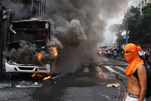 Ônibus é incendiado no Centro do Rio de Janeiro (RJ), durante protesto de servidores estaduais. Manifestantes entraram em confronto com a PM quando representantes de alguns sindicatos tentavam puxar a grade de proteção que cercava a Alerj - 01/02/2017