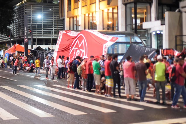 Manifestantes acampam na Avenida Paulista, em protesto por moradia e contra o presidente Michel Temer, em São Paulo