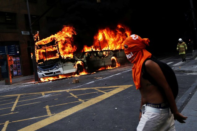Um ônibus depredado na esquina da Avenida Rio Branco com Rua da Assembleia, no centro do Rio de Janeiro, explodiu no período da tarde durante confronto entre manifestantes e policias do Batalhão de Choque - 01/02/2017
