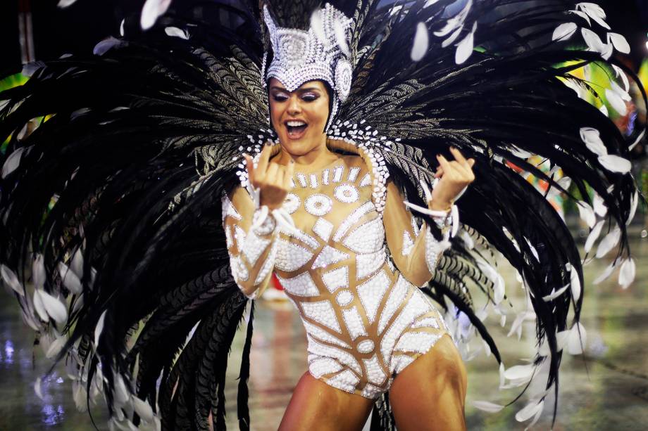 A rainha de bateria da Acadêmicos do Grande Rio, Paloma Bernardi, durante a primeira noite de desfiles na Marquês de Sapucaí - 27/02/2017