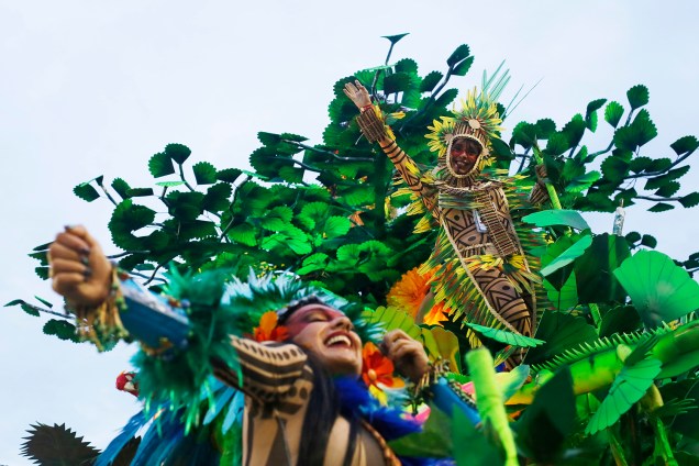 Beija-Flor de Nilópolis é a última escola a desfilar na primeira noite do Carnaval carioca  - 27/02/2017