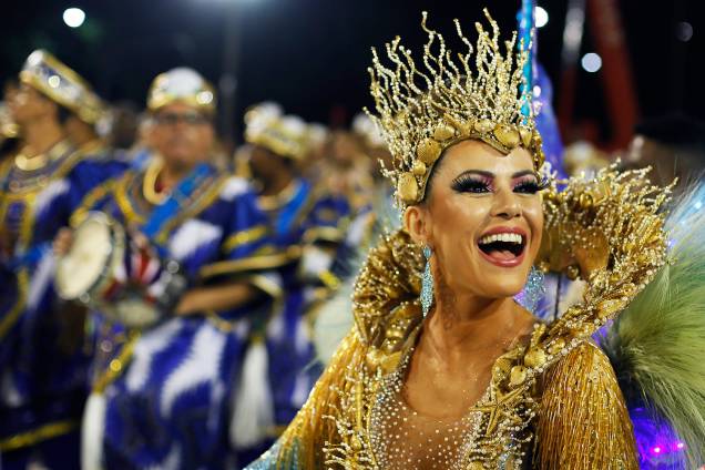 A rainha de bateria da União da Ilha do Governador, Tânia Oliveira, durante a segunda noite de desfiles na Marquês de Sapucaí - 27/02/2017