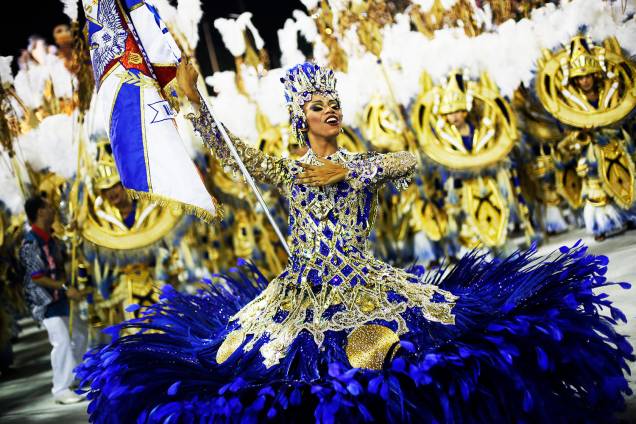 Com o enredo 'Nzara Ndembu! Glória ao Senhor Tempo', a escola de samba União da Ilha do Governador desfila no Sambódromo da Marquês de Sapucaí, no Rio de Janeiro (RJ) - 27/02/2017