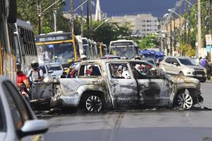 Bandidos invadem e roubam empresa de segurança de valores Brinks, na Estância em Recife. Os criminosos se utilizaram de loja de conveniência de um posto de combustíveis vizinho na ação - 21/02/2017