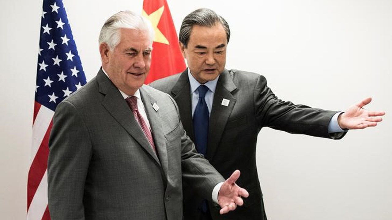 Secretário de Estado dos EUA, Rex Tillerson, e o ministro das Relações Exteriores da China, Wang Yi - 17/02/2017.