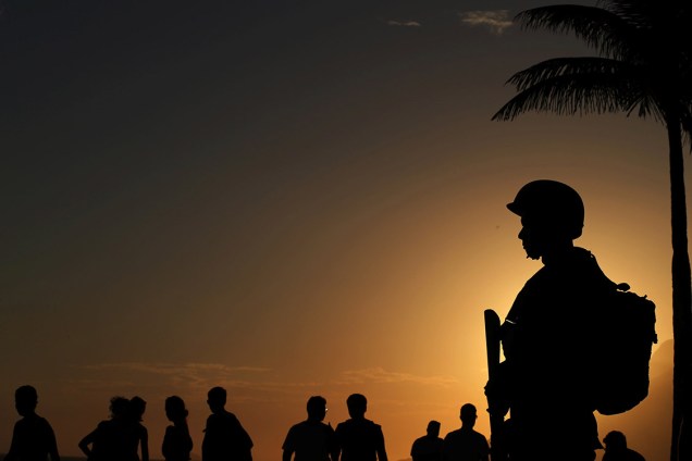 Soldados do exército patrulham praia do Arpoador, no Rio