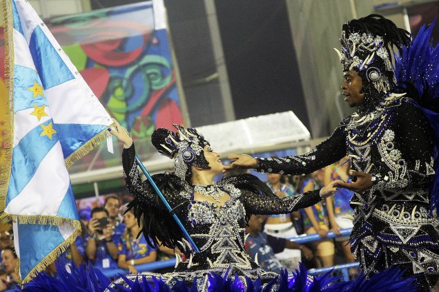 Com o enredo 'O som da cor', a escola de samba Unidos de Vila Isabel desfila no Sambódromo da Marquês de Sapucaí, no Rio de Janeiro (RJ) - 27/02/2017