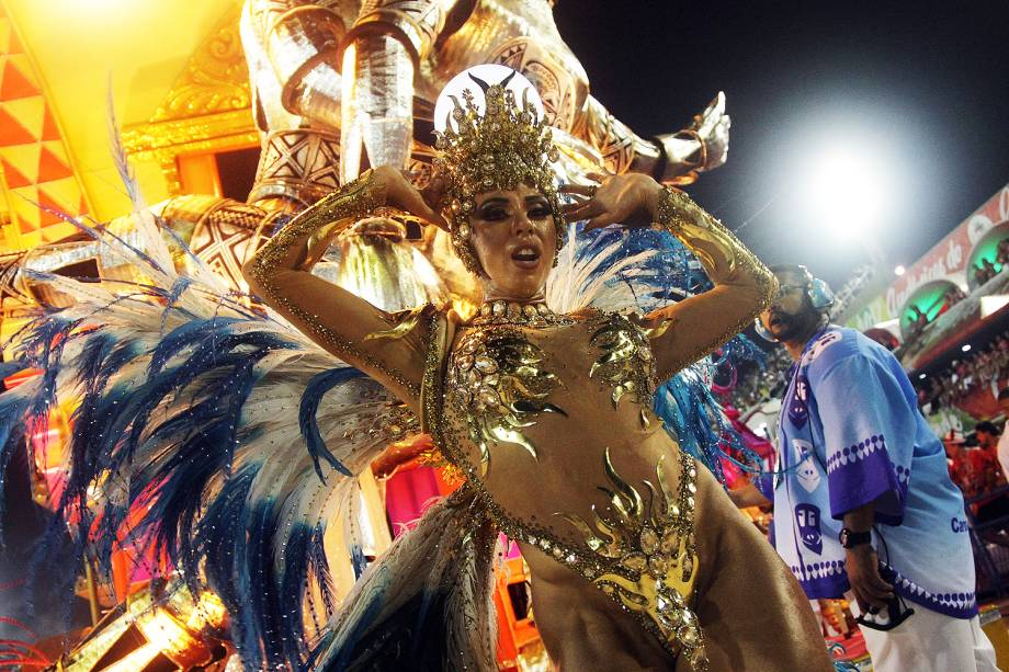Com o enredo 'O som da cor', a escola de samba Unidos de Vila Isabel desfila no Sambódromo da Marquês de Sapucaí, no Rio de Janeiro (RJ) - 27/02/2017