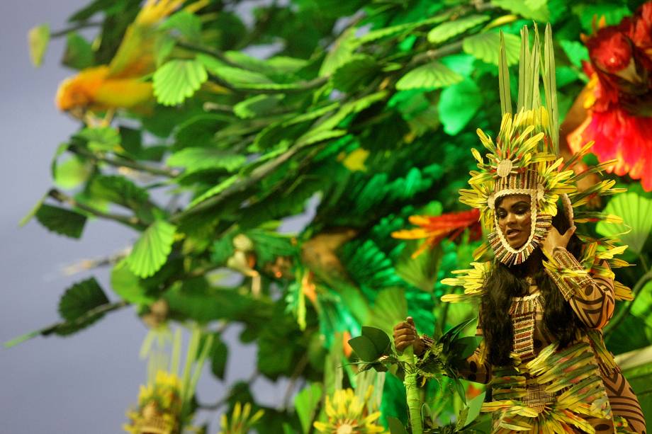 Com o enredo 'A virgem dos lábios de mel - Iracema', a escola de samba Beija-Flor de Nilópolis desfila no Sambódromo da Marquês de Sapucaí, no Rio de Janeiro (RJ) - 27/02/2017