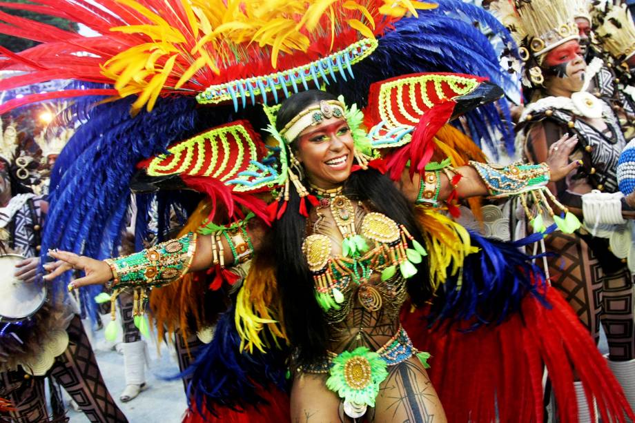 A rainha de bateria da Beija-Flor de Nilópolis, Raíssa de Oliveira, durante a primeira noite de desfiles na Marquês de Sapucaí - 27/02/2017