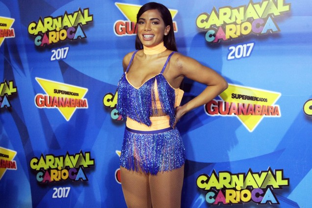 A cantora Anitta posa para fotos no Camarote Guanabara - 27/02/2017