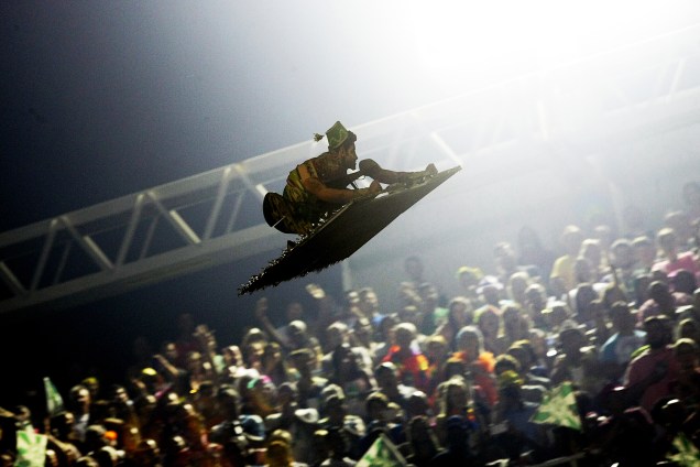 Aeromodelo com boneco do personagem Aladim sobrevoa o Sambódromo da Marquês de Sapucaí, durante desfile da Mocidade Independente de Padre Miguel - 28/02/2017