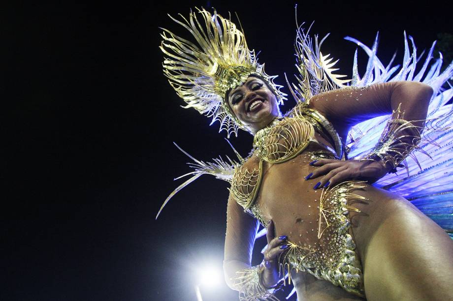 A rainha de bateria da Portela, Bianca Monteiro, durante a segunda noite de desfiles na Marquês de Sapucaí - 28/02/2017