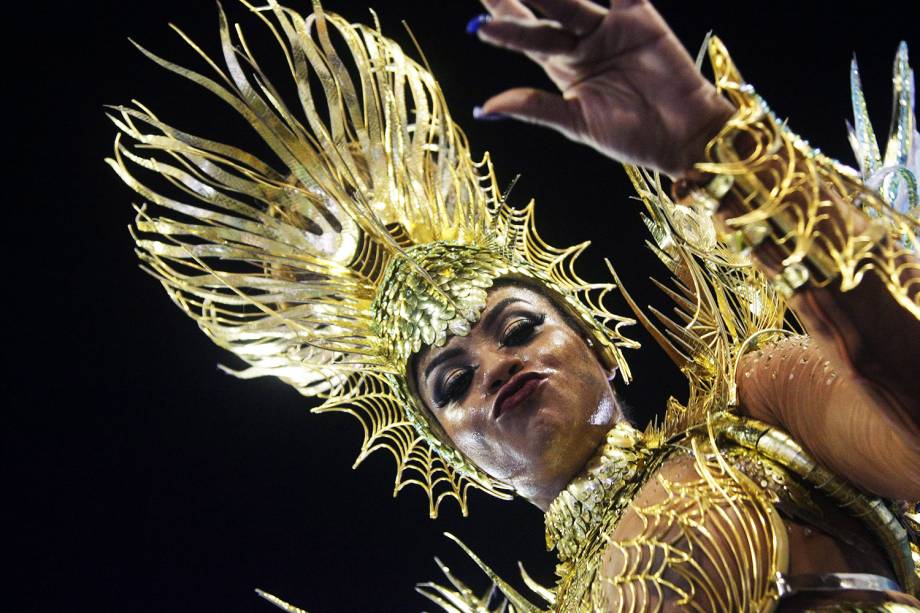 A rainha de bateria da Portela, Bianca Monteiro, durante a segunda noite de desfiles na Marquês de Sapucaí - 28/02/2017