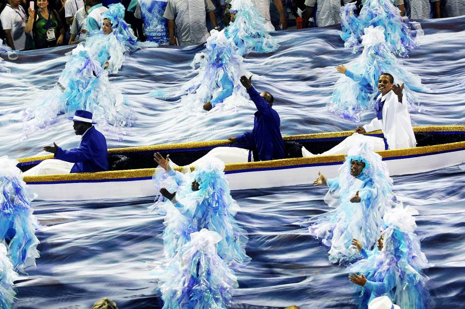 Com o enredo 'Quem nunca sentiu o corpo arrepiar ao ver esse rio passar', a escola de samba Portela desfila no Sambódromo da Marquês de Sapucaí, no Rio de Janeiro (RJ) - 28/02/2017