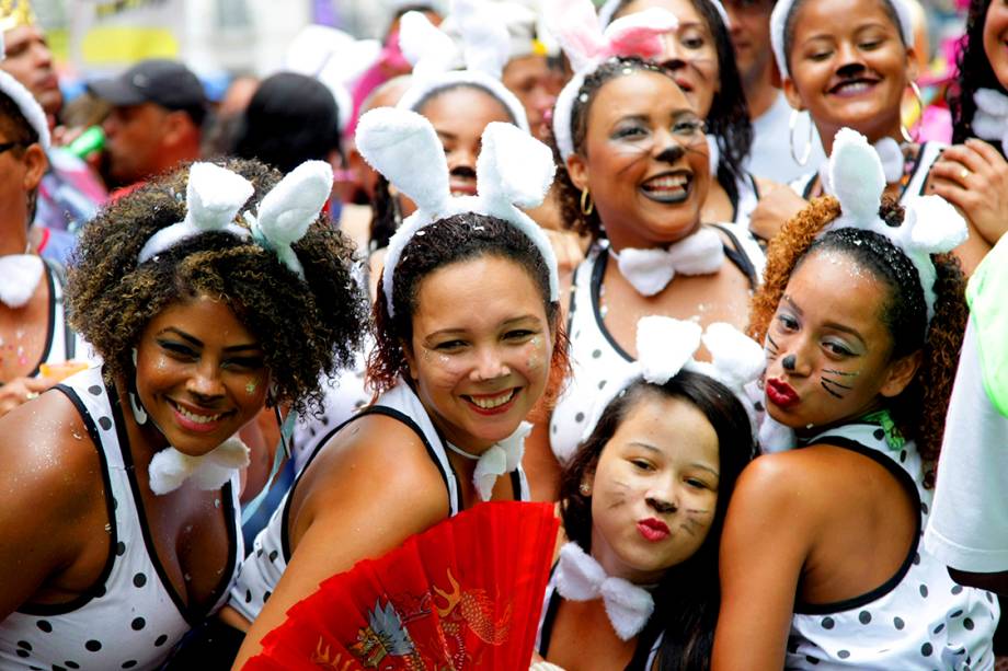 Foliões aproveitam o bloco de carnaval tradicional do Rio de Janeiro, o Cordão da Bola Preta