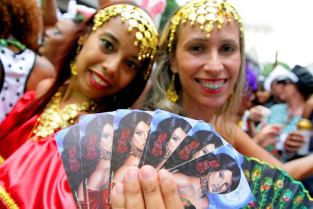 Foliões aproveitam o bloco de carnaval tradicional do Rio de Janeiro, o Cordão da Bola Preta Foliões aproveitam o bloco de carnaval tradicional do Rio de Janeiro, o Cordão da Bola Preta