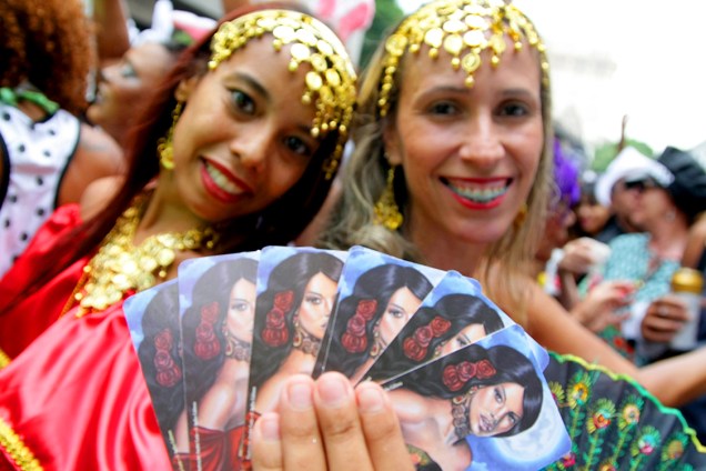 Foliões aproveitam o bloco de carnaval tradicional do Rio de Janeiro, o Cordão da Bola Preta