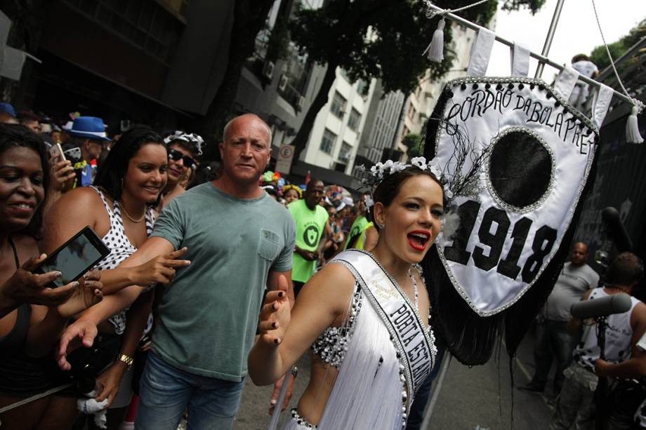 Leandra Leal desfila no bloco tradicional Cordão da Bola Preta no Rio de Janeiro - 25/02/2017