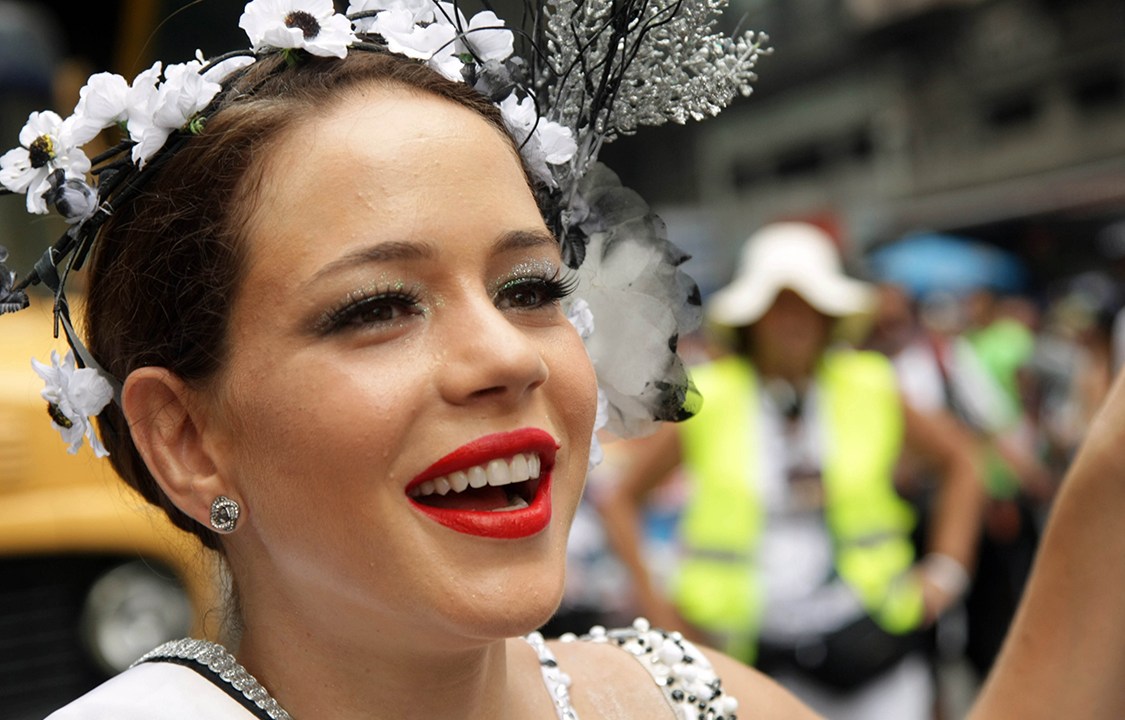 Atriz Leandra Leal desfila no bloquinho de carnaval tradicional do Rio de Janeiro, o Cordão da Bola Preta