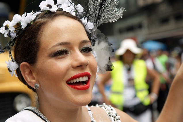 Atriz Leandra Leal desfila no bloco de carnaval tradicional do Rio de Janeiro, o Cordão da Bola Preta
