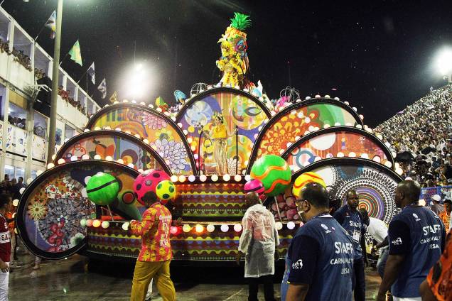 Ao menos quatro pessoas ficam feridas em acidente com carro alegórico da Paraíso do Tuiuti, durante desfile no Sambódromo da Marquês de Sapucaí, no Rio de Janeiro (RJ) - 26/02/2017 Ao menos quatro pessoas ficam feridas em acidente com carro alegórico da Paraíso do Tuiuti, durante desfile no Sambódromo da Marquês de Sapucaí, no Rio de Janeiro (RJ) - 26/02/2017