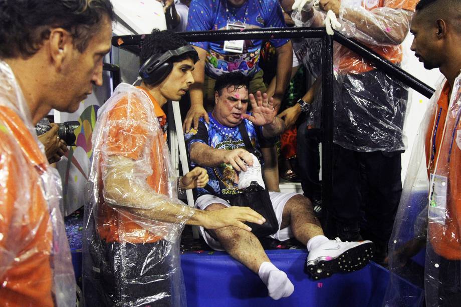 Ao menos quatro pessoas ficam feridas em acidente com carro alegórico da Paraíso do Tuiuti, durante desfile no Sambódromo da Marquês de Sapucaí, no Rio de Janeiro (RJ) - 26/02/2017