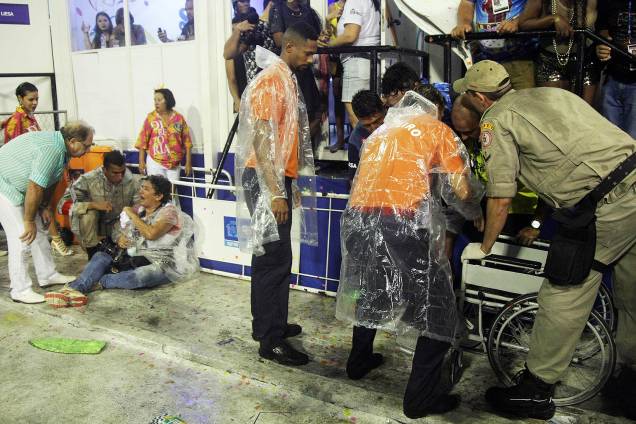 Ao menos quatro pessoas ficam feridas em acidente com carro alegórico da Paraíso do Tuiuti, durante desfile no Sambódromo da Marquês de Sapucaí, no Rio de Janeiro (RJ) - 26/02/2017 Ao menos quatro pessoas ficam feridas em acidente com carro alegórico da Paraíso do Tuiuti, durante desfile no Sambódromo da Marquês de Sapucaí, no Rio de Janeiro (RJ) - 26/02/2017