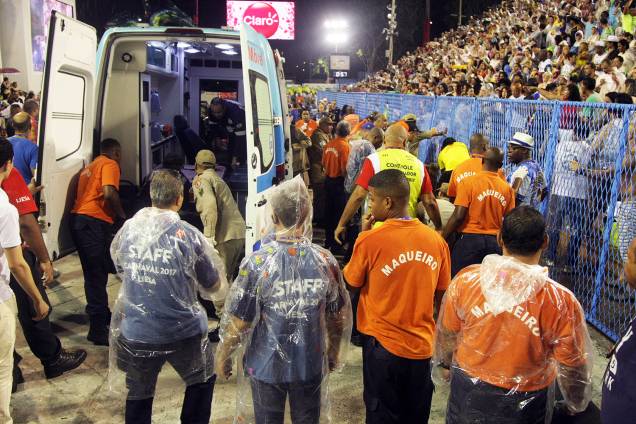 Ao menos quatro pessoas ficam feridas em acidente com carro alegórico da Paraíso do Tuiuti, durante desfile no Sambódromo da Marquês de Sapucaí, no Rio de Janeiro (RJ) - 26/02/2017 Ao menos quatro pessoas ficam feridas em acidente com carro alegórico da Paraíso do Tuiuti, durante desfile no Sambódromo da Marquês de Sapucaí, no Rio de Janeiro (RJ) - 26/02/2017