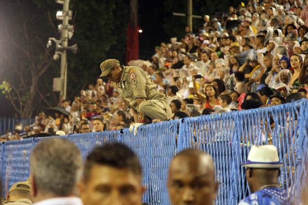 Ao menos quatro pessoas ficam feridas em acidente com carro alegórico da Paraíso do Tuiuti, durante desfile no Sambódromo da Marquês de Sapucaí, no Rio de Janeiro (RJ) - 26/02/2017 Ao menos quatro pessoas ficam feridas em acidente com carro alegórico da Paraíso do Tuiuti, durante desfile no Sambódromo da Marquês de Sapucaí, no Rio de Janeiro (RJ) - 26/02/2017