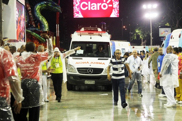 Ao menos quatro pessoas ficam feridas em acidente com carro alegórico da Paraíso do Tuiuti, durante desfile no Sambódromo da Marquês de Sapucaí, no Rio de Janeiro (RJ) - 26/02/2017