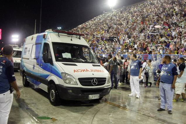 Ao menos quatro pessoas ficam feridas em acidente com carro alegórico da Paraíso do Tuiuti, durante desfile no Sambódromo da Marquês de Sapucaí, no Rio de Janeiro (RJ) - 26/02/2017 Ao menos quatro pessoas ficam feridas em acidente com carro alegórico da Paraíso do Tuiuti, durante desfile no Sambódromo da Marquês de Sapucaí, no Rio de Janeiro (RJ) - 26/02/2017