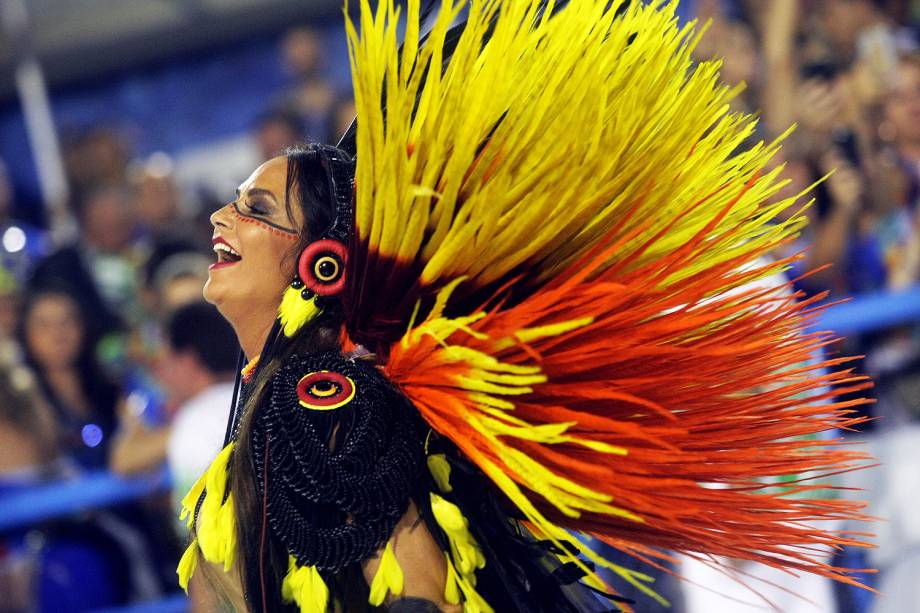 A musa da Imperatriz Leopoldinense, Luiza Brunet, durante a primeira noite do desfile das escolas de samba do Grupo Especial carioca - 27/02/2017