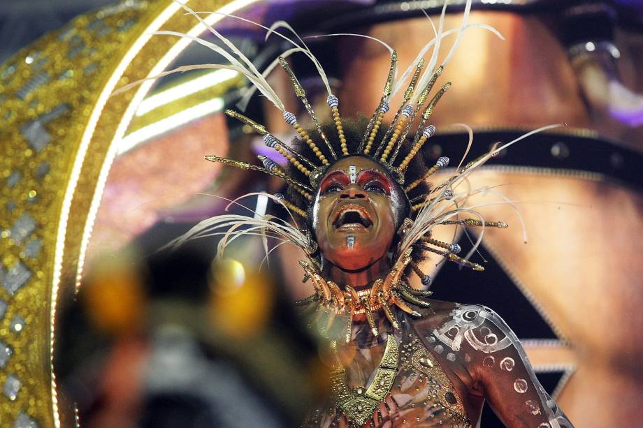 Com o enredo 'O som da cor', a escola de samba Unidos de Vila Isabel desfila no Sambódromo da Marquês de Sapucaí, no Rio de Janeiro (RJ) - 27/02/2017